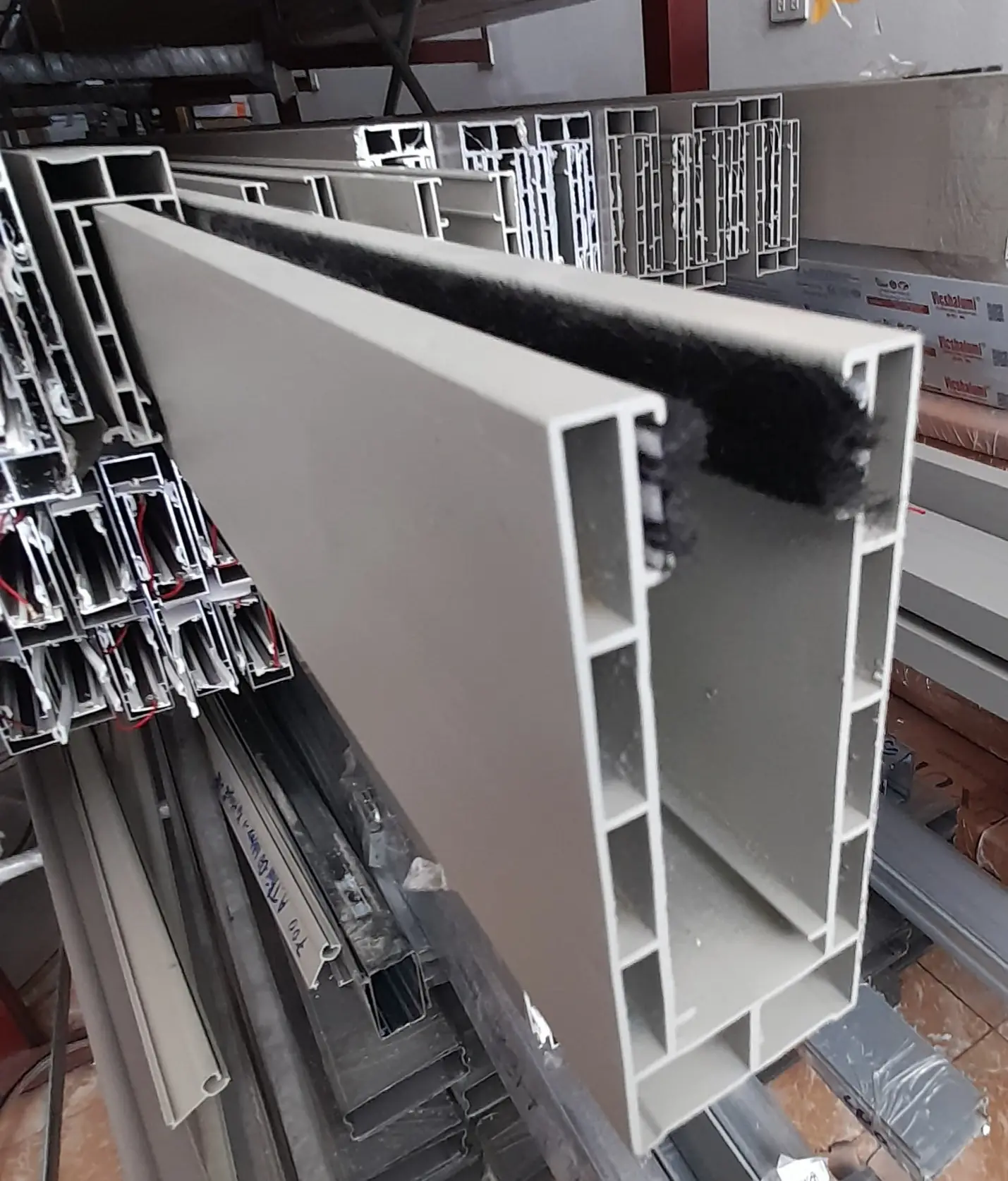 Phụ kiện cửa cuốn ray nhôm 